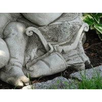 Schlafender Engel am Baumstamm aus Antiksteinguss